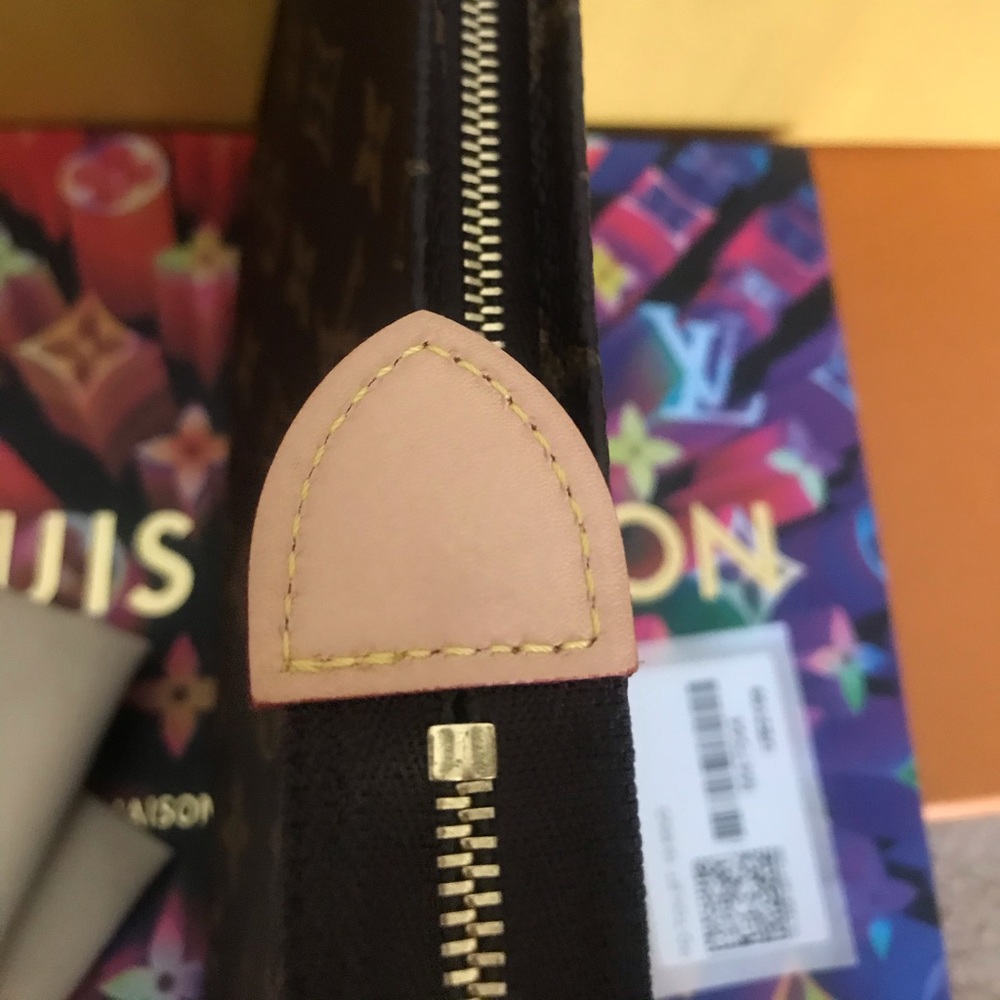 Louis Vuitton Monogram Toiletry 19 - Picture 4 of 12